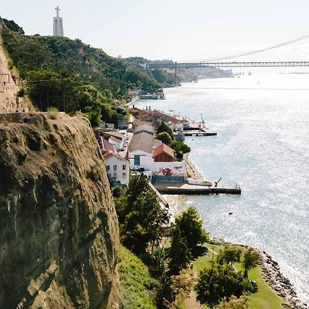 Lisbon South Хостел Алмада