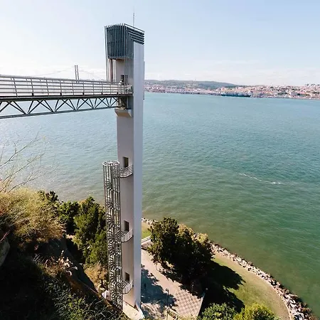 Lisbon South Хостел Алмада